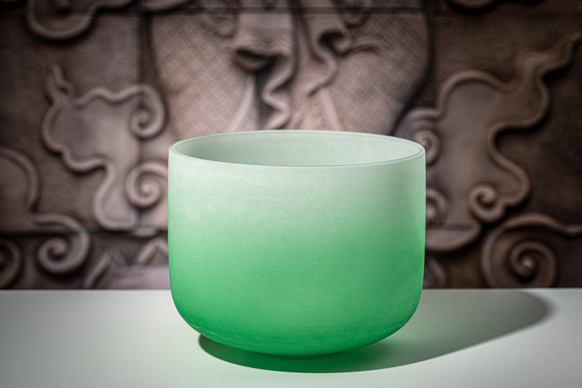 chakra-color-crystal-singing-bowl-heart-chakra-green-gradient-frosted-quartz-close-up-supplier
